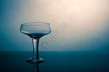 玻璃杯反射玻璃青色器皿黄色背景图片