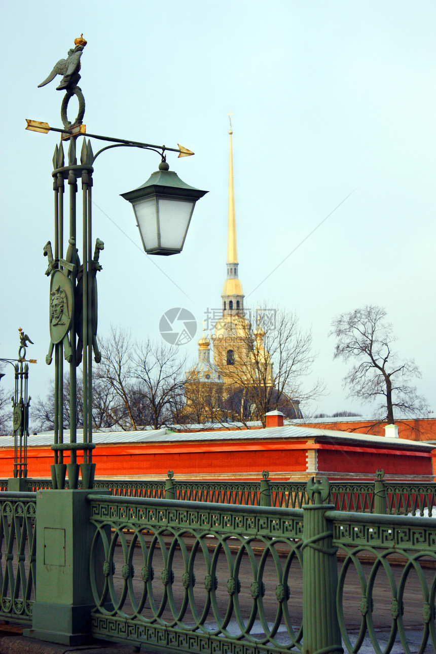 圣彼得堡的符号圆顶灯笼天空历史教堂地标据点城市砖块博物馆图片