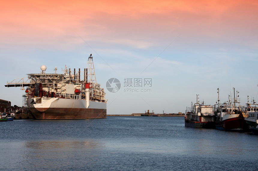 港口的船舶和船只衬垫橙子燃料码头天空血管海洋大部分载体船厂图片
