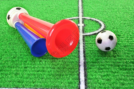 足球喇叭与足球噪音运动黄色红色号角蓝色体育场扇子背景图片