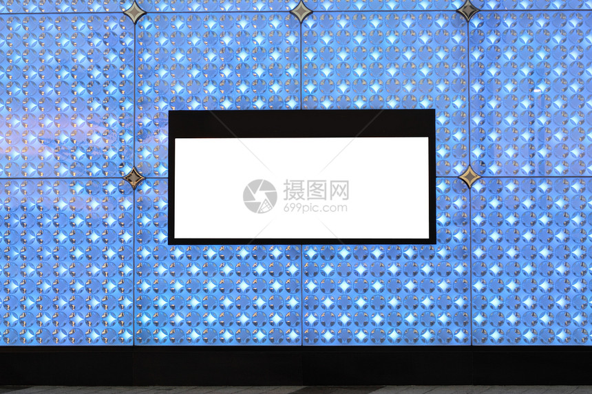 墙壁和照明背景上的空白广告牌灯光运输民众建筑物控制板日光人行道玻璃商业图片