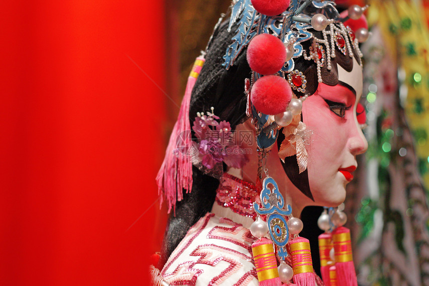 中文歌剧木偶和红布作为文字空间 是一个玩具 不是唱歌化妆品服饰展示剧院女士艺术窗帘节日传统图片