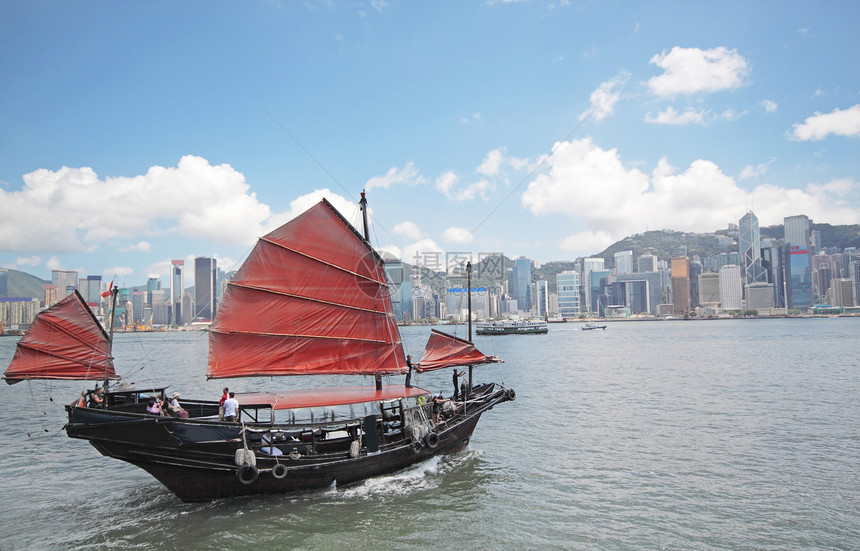 与游客在香港维多利亚港搭乘的垃圾船港口渡船旅游巡航血管邮轮高楼摩天大楼渠道天际图片