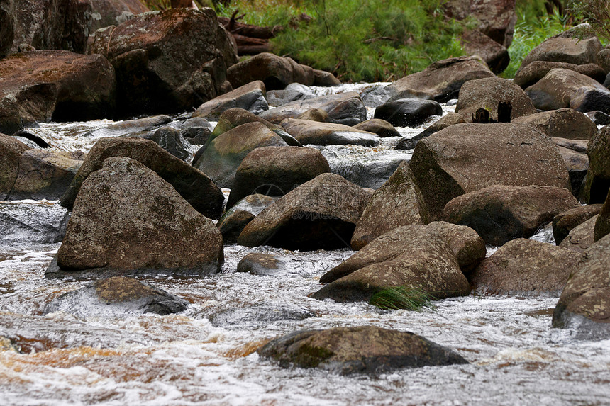 河流中涌流的河水环境岩石巨石图片