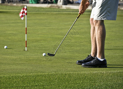 Golfer 将练习绿色背景图片