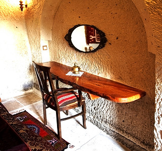 壁龛IMG_3083 土耳其内地 带有椅子和办公桌的房间背景