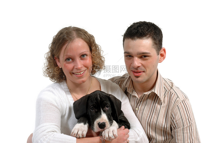 年轻夫妇和小狗狗男朋友朋友压痛黑色女士动物白色牙齿投标女性图片