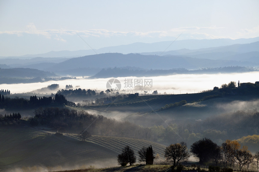 薄雾清晨山坡农村环境场地农田农业天空农场绿色乡村图片