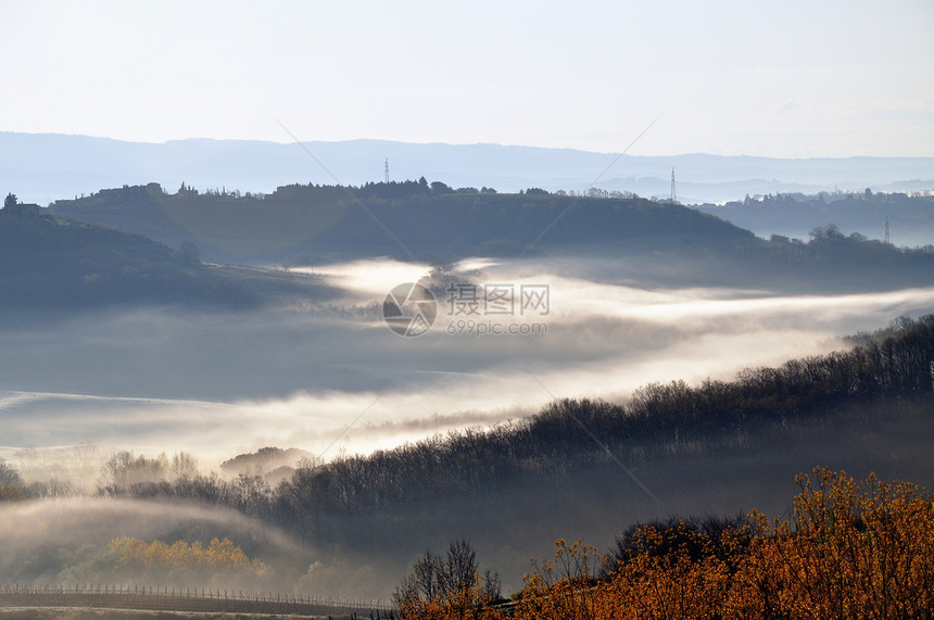 薄雾清晨农业乡村山坡农田农场农村天空场地绿色环境图片
