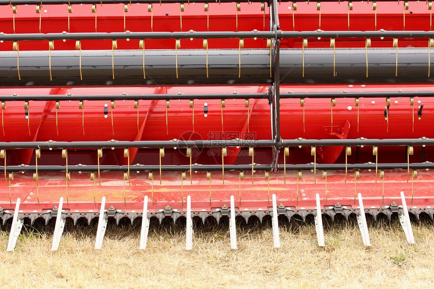合并收割器前端的近视轮子文化稻草地平线旋转收割机小麦农村农场谷物图片