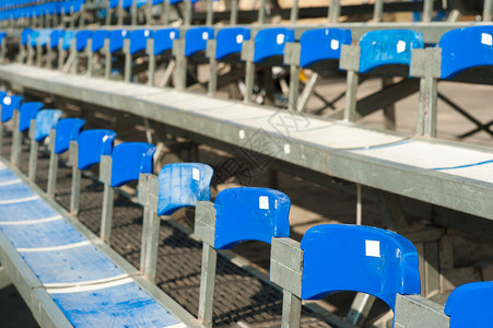 体育场座席塑料水平蓝色长椅椅子座位背景图片