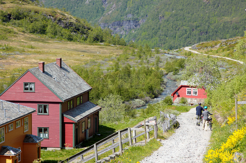 挪威山中颜色之屋Holor house池塘山脉国家反射岩石天空房子木头文化石头图片