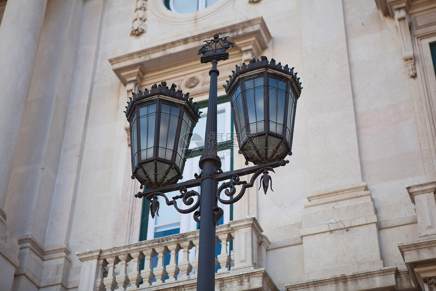 里斯本典型的金属街灯吊灯枝形古董建筑日光阳台灯笼街道建筑学图片