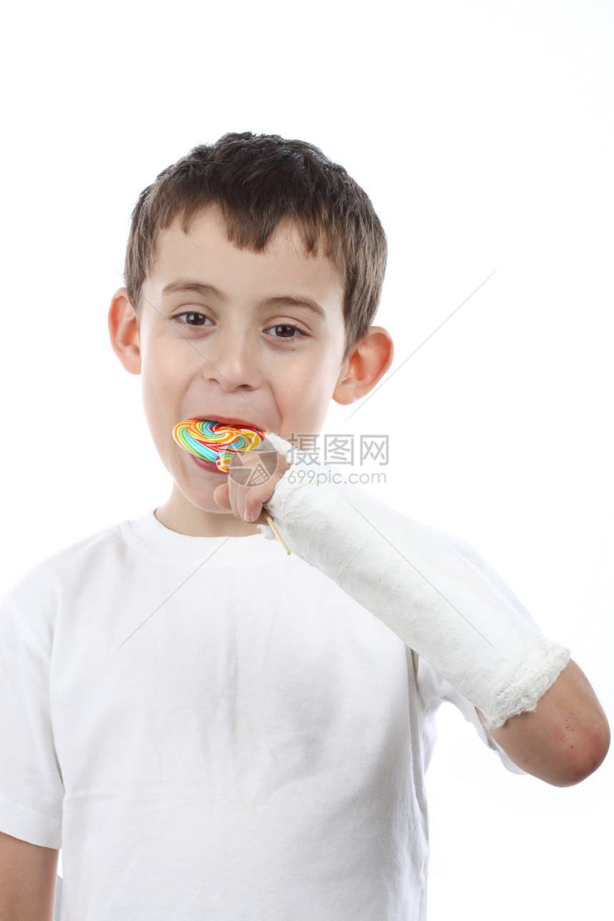 男孩吃棒棒棒糖手腕绷带投掷手臂石膏考试药品手指疼痛援助图片
