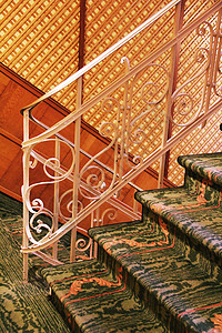 旧式旧楼梯房子人行道天花板房间金属建筑通道奢华大厅地毯背景图片