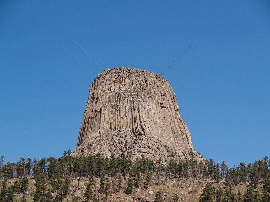 魔鬼塔国家遗迹天空岩石地质学巨石纪念碑荒野蓝色游客图片
