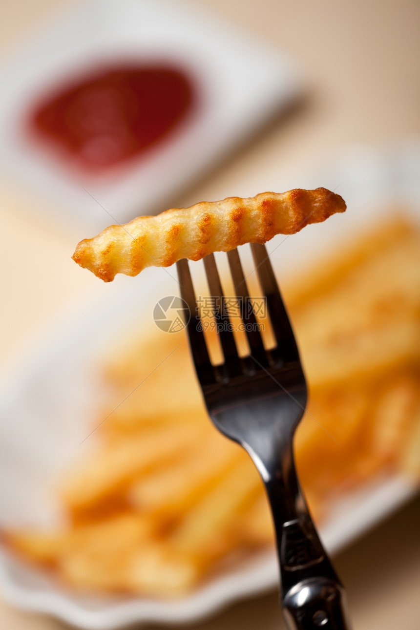 典型盘子上的炸薯条黄色木头小吃蔬菜食物美味油炸土豆脂肪刀具图片