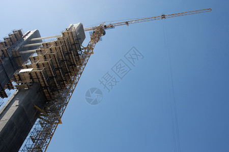 高塔起重机建设者工作住房蓝色地面住宅机械城市建造工程背景图片