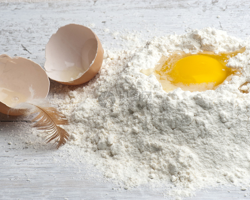 切碎的卵蛋鸡蛋母鸡农家乡村桌子烘烤羽毛厨房烹饪面粉图片