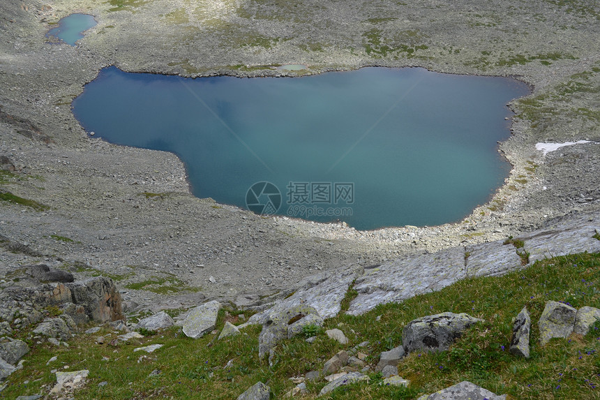 图朱科斯基湖山脉岩石图片
