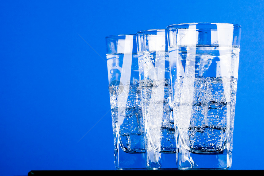 带有冷水的杯子反射食物蓝色玻璃液体宏观气泡立方体茶点白色图片