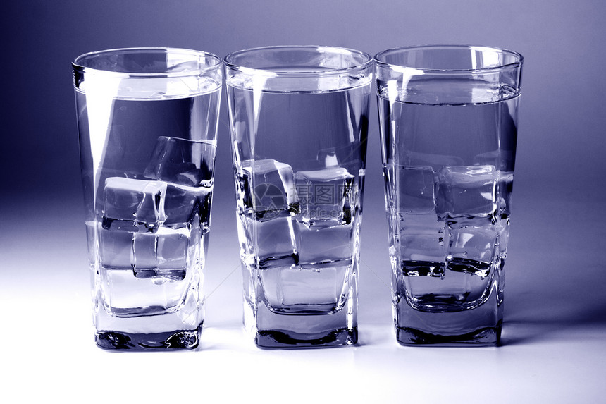 带有冷水的杯子蓝色玻璃液体反射气泡茶点宏观桌子立方体酒精图片