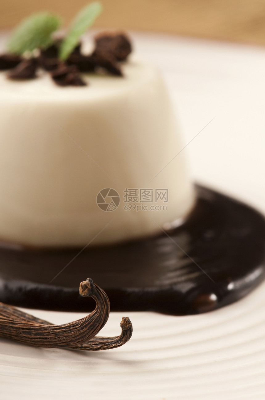 配巧克力和香草豆的Panna Cotta植物刨花糖果奶油味道奶制品盘子棉花美食漩涡图片