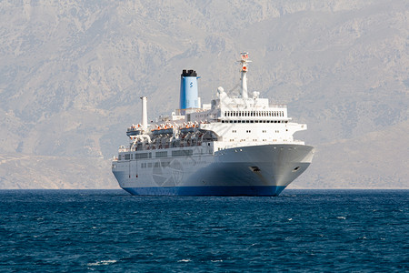 巡游旅游的海轮正在岩石湾航行背景