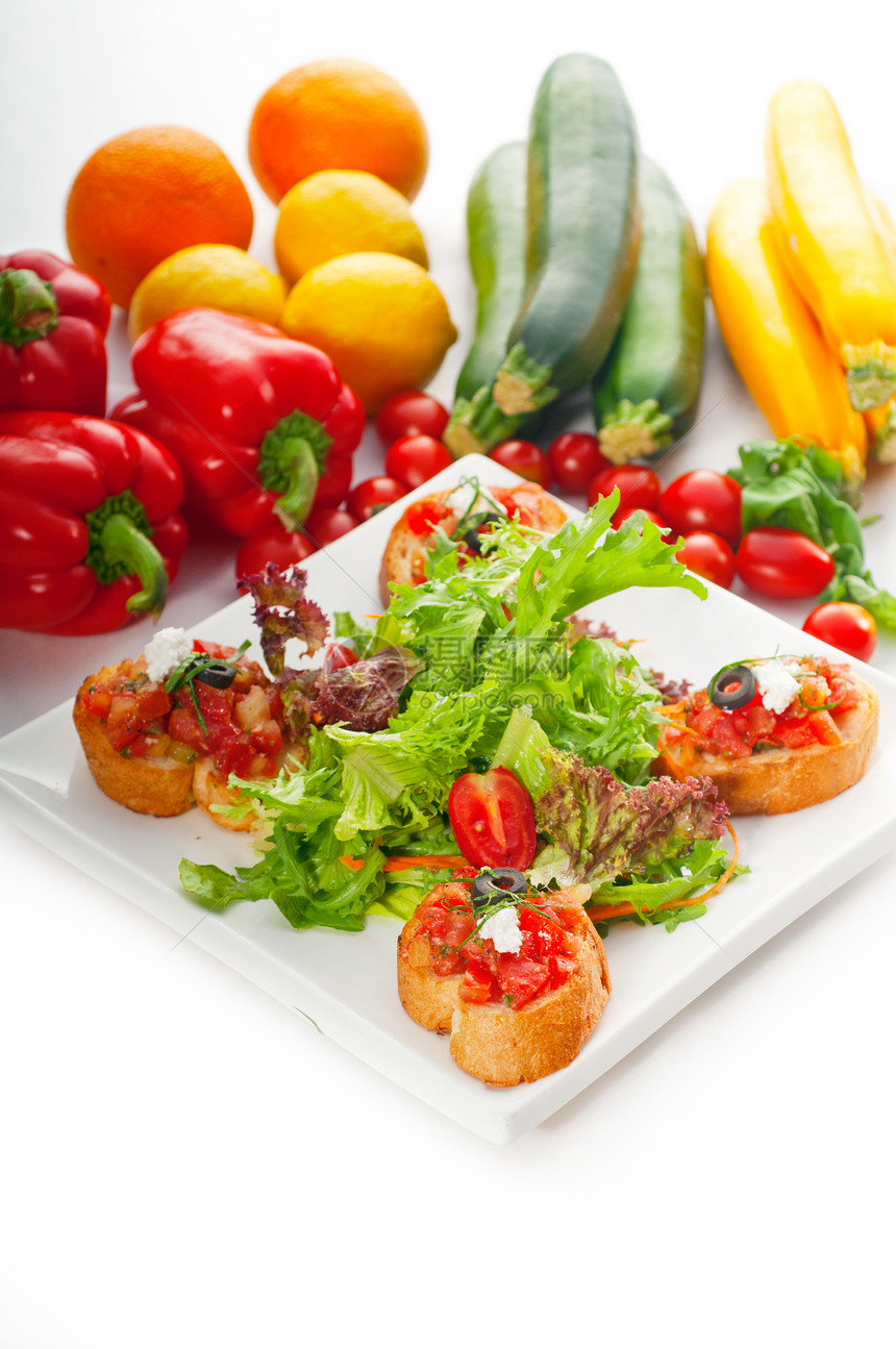 原本的意大利新鲜新布瑞舍塔 配有新鲜沙拉和ve点心盘子自助餐午餐手指蔬菜食物派对洋葱美食图片