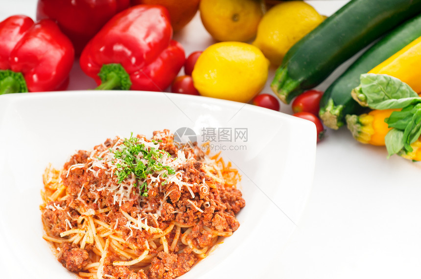 面条加香肠酱和新鲜蔬菜的意大利面午餐餐厅香料营养食物盘子香菜叶子美食宏观图片