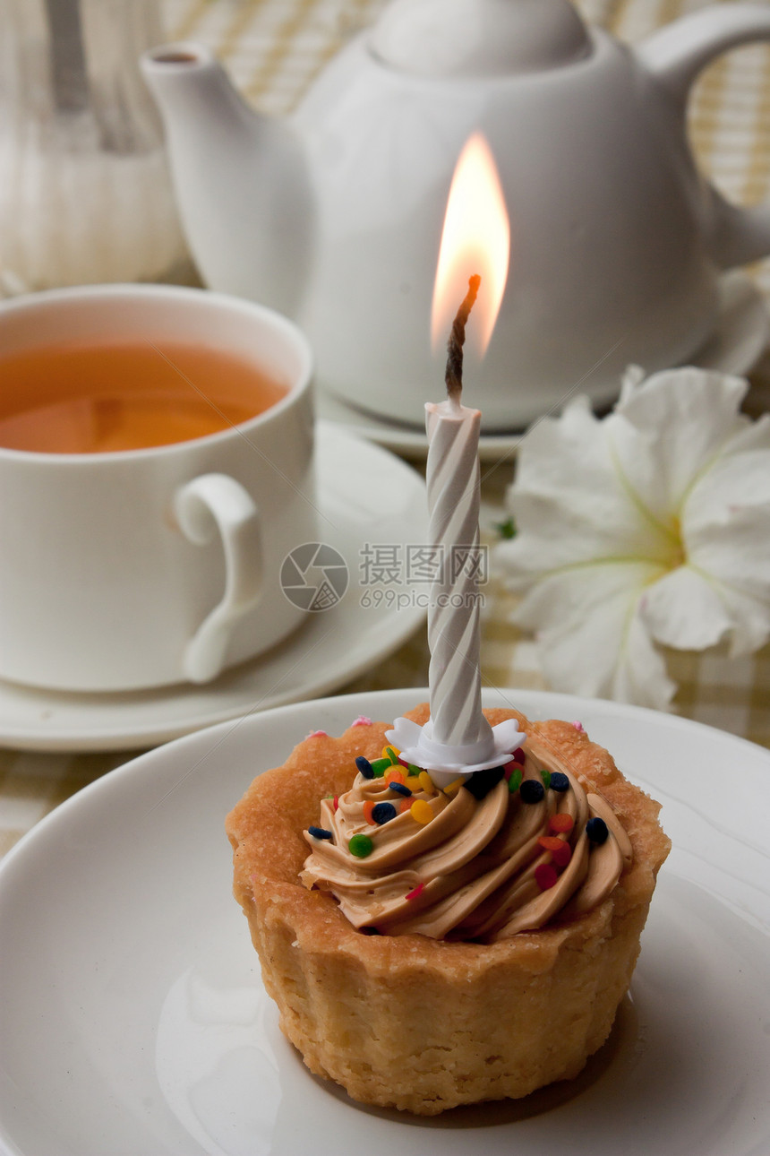 蛋糕和蜡烛糕点菜肴食物美食营养饮料庆典糖果陶瓷早餐图片