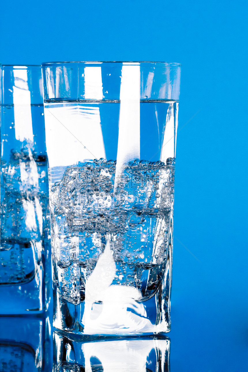 带有冷水的杯子食物茶点桌子酒精玻璃融化蓝色立方体液体白色图片