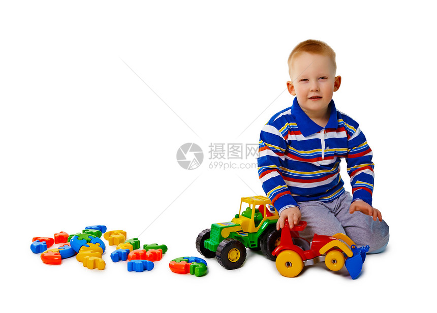 男孩坐在白色背景的玩具上图片