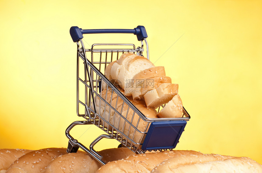 装满面包的金属购物车食物店铺篮子饮食零售营养购物越野车市场产品图片