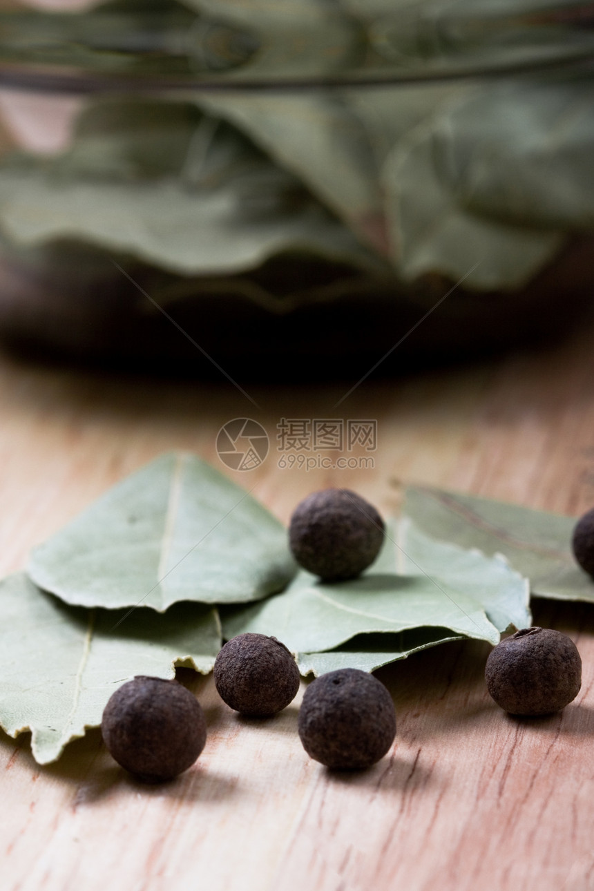 芳香胡椒和海湾叶胡椒子食物摇床植物胡椒草本植物烹饪宏观绿色香料图片