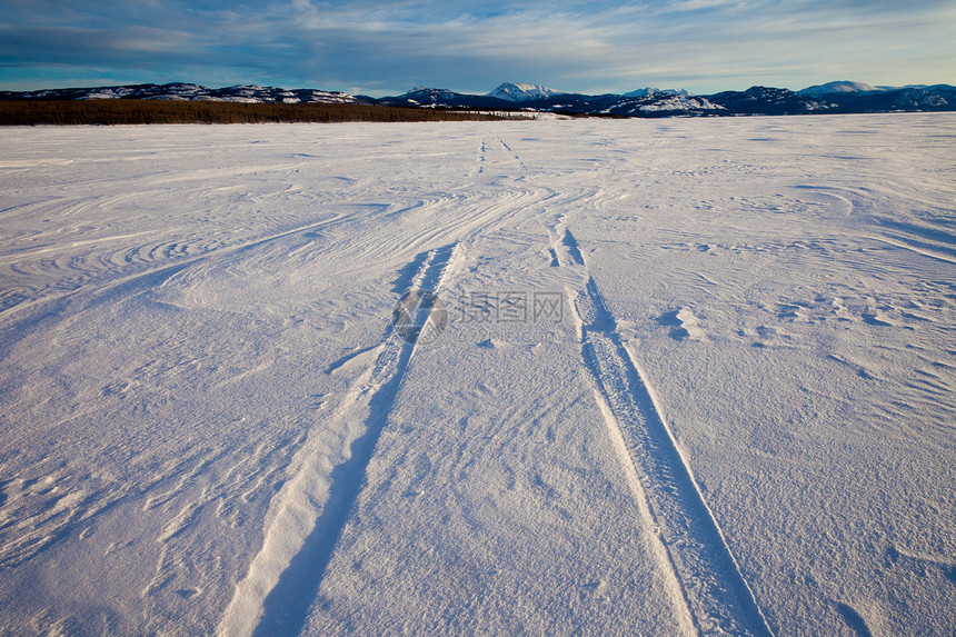 滑雪和轮胎轨迹车辆旅行粉末季节小径卡车漂移遗弃孤独痕迹图片