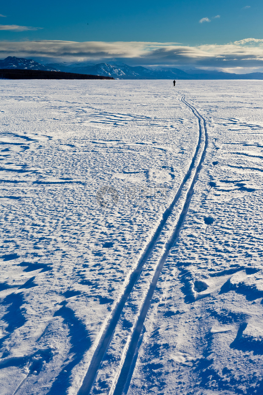 在冰冻湖上滑雪的人锻炼运动遗弃地区闲暇活力痕迹探索农村孤独图片