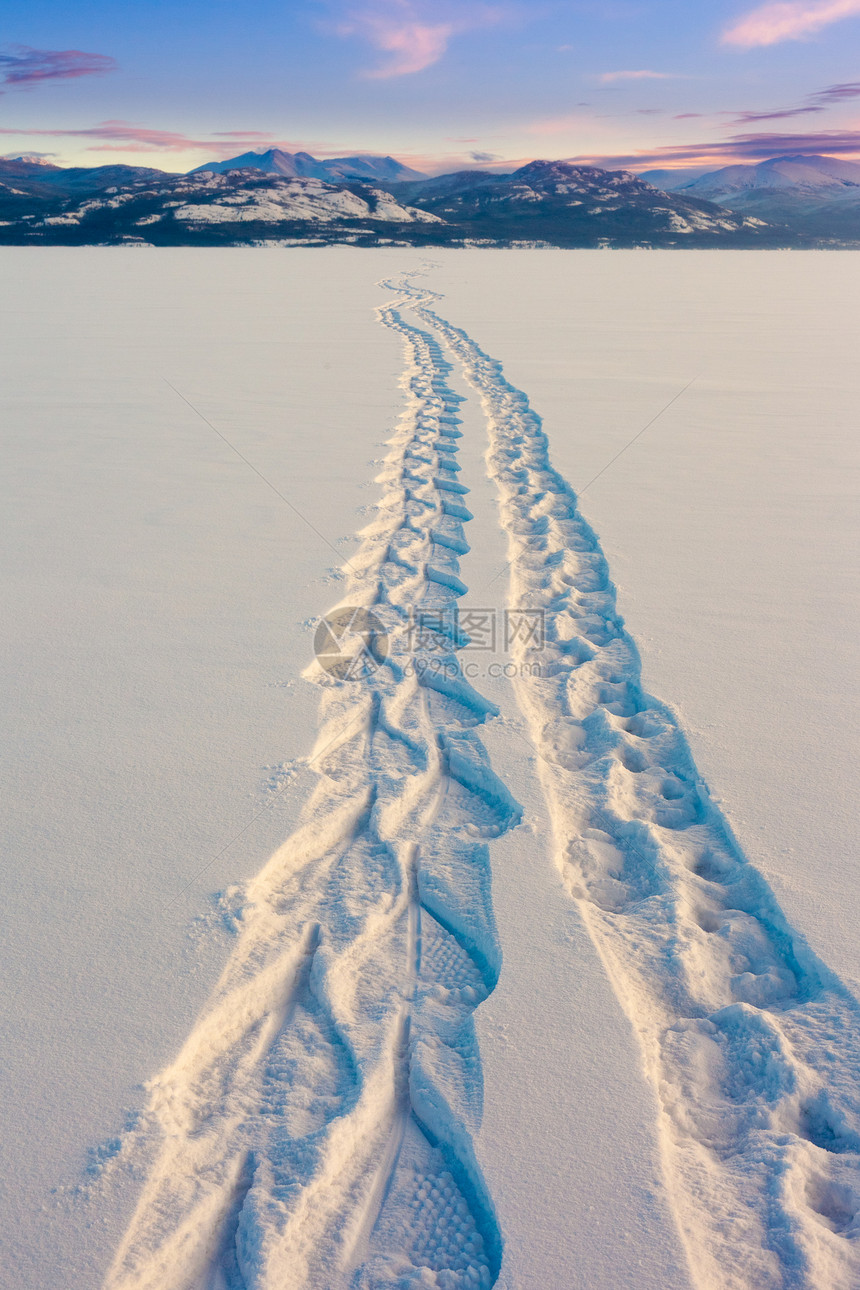 雪鞋轨道蓝色冻结漫游打印脚印娱乐天空雪鞋运动途径图片