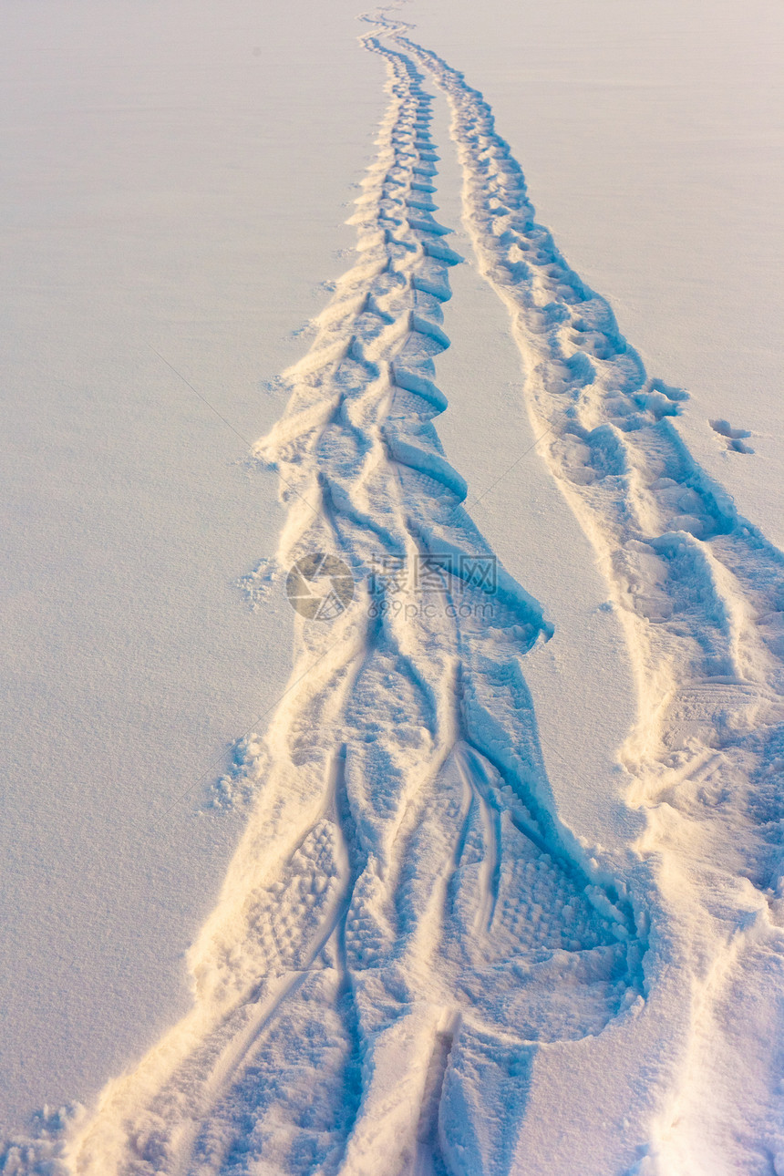 雪鞋轨道蓝色冻结途径小路痕迹脚步打印季节运动脚印图片