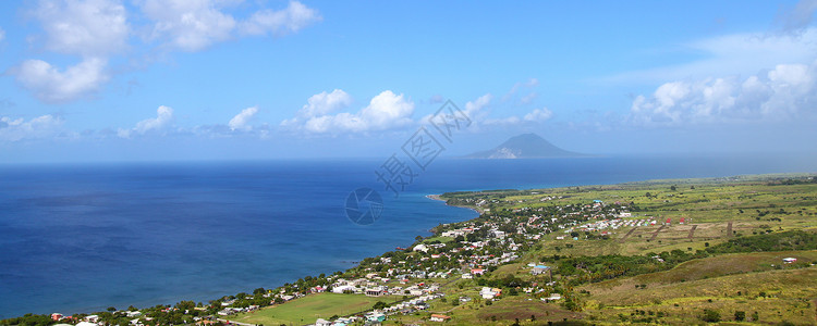 圣基茨海岸线全景旅行爬坡道热带建筑小猫假期晴天天堂村庄背景图片