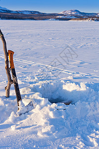雪玉洞冰钓洞冰钓野生动物淡水荒野白色背景