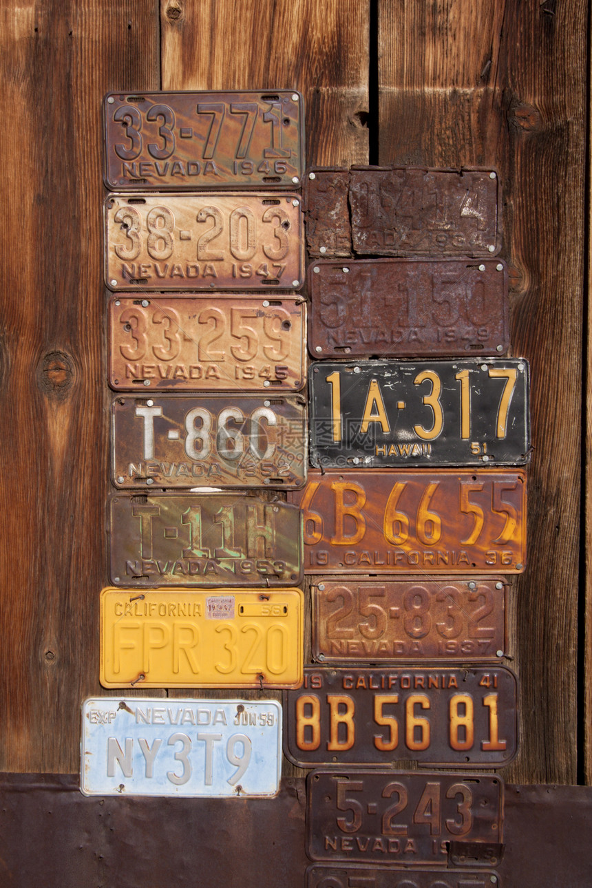 具有木本背景的旧牌照平台鉴别古董历史性贴纸摩托车自行车板数字汽车运输标签图片