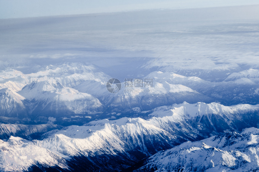 加拿大不列颠哥伦比亚BC积雪峰的空中观察荒野阳光山峰雪帽太阳山脉蓝色旅行顶峰自由图片