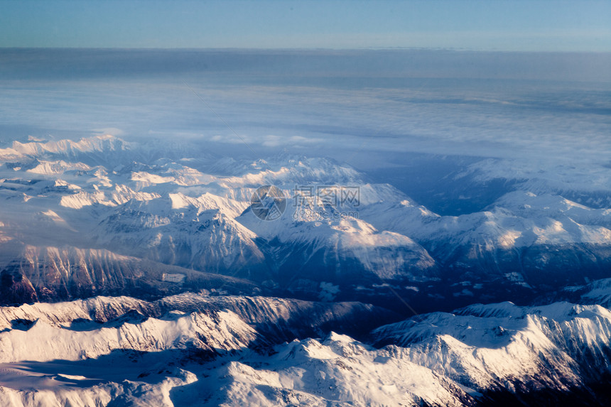 加拿大不列颠哥伦比亚BC积雪峰的空中观察自由太阳旅行阳光顶峰假期直升机山峰寂寞旅游图片