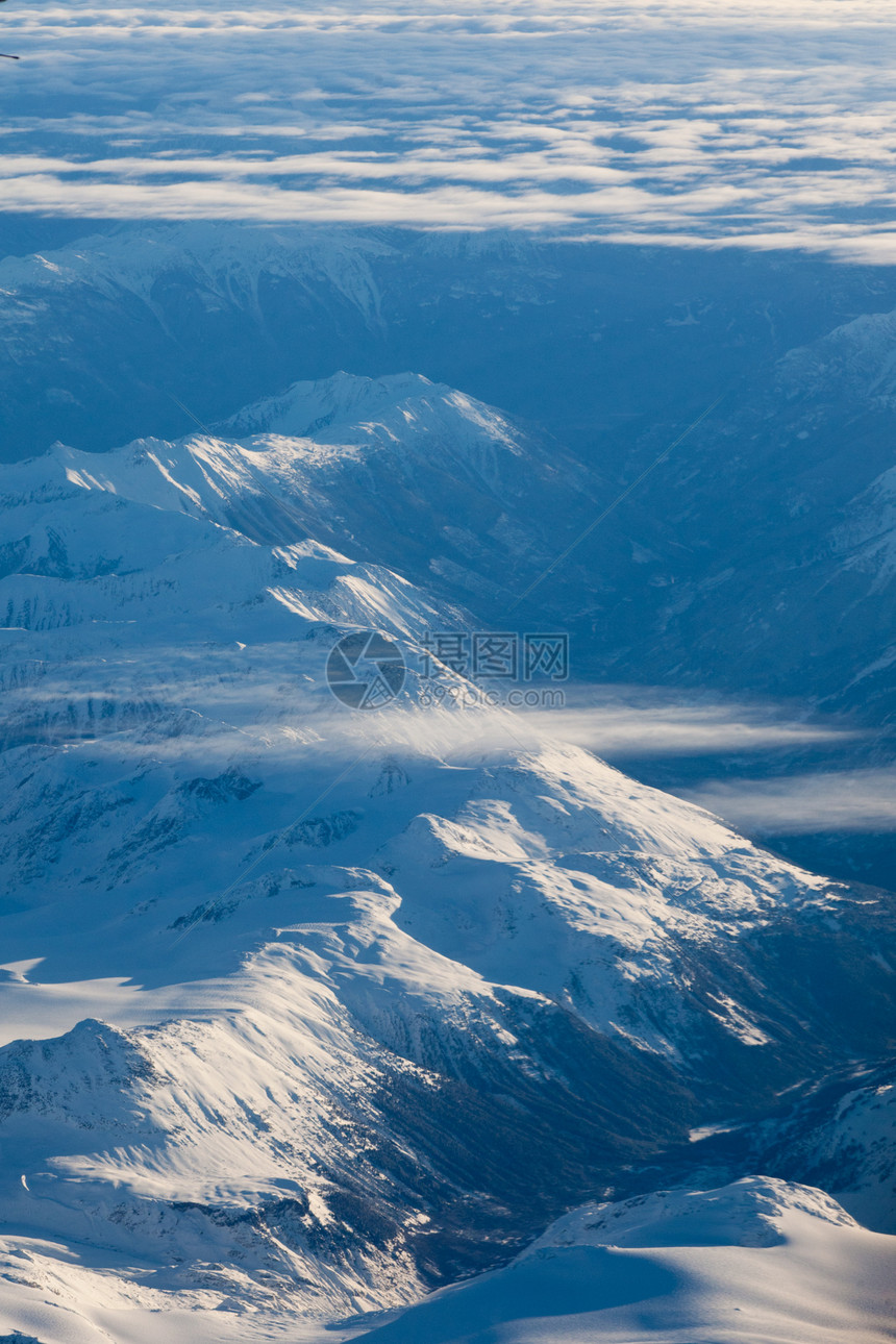 加拿大不列颠哥伦比亚BC积雪峰的空中观察旅行荒野假期雪帽顶峰山峰太阳滑雪自由地球图片