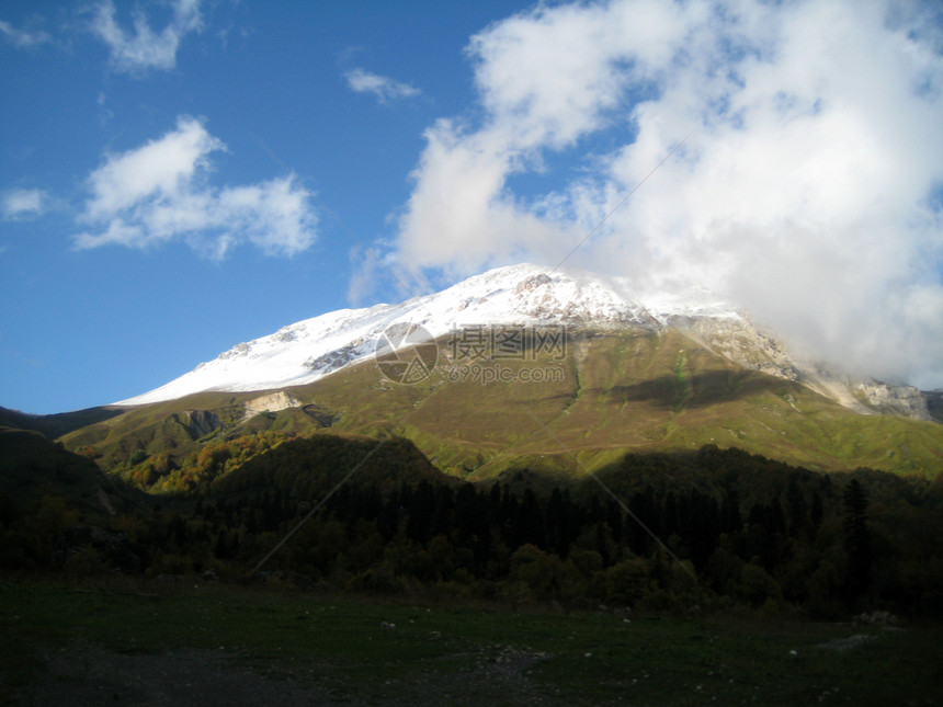 山山脉山脊背景斜坡树木空地全景旅行岩石解脱风景图片