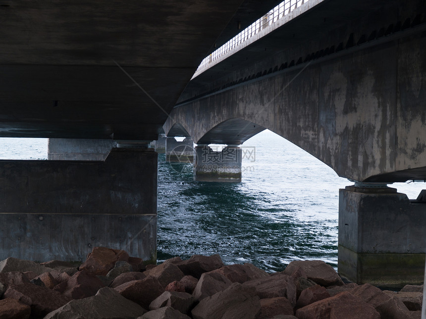 在具体桥梁支持下提供海洋驾驶地标建筑学几何学力量交通旅行工程柱子图片