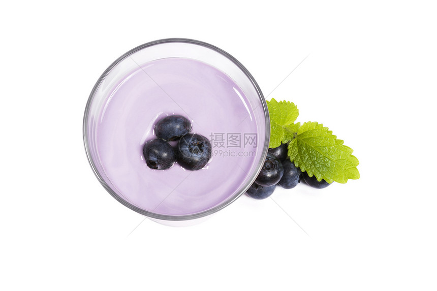 在蓝莓奶昔上方的蓝莓 加上蓝色浆果牛奶茶点活力果味水果奶油食物甜点玻璃酸奶图片