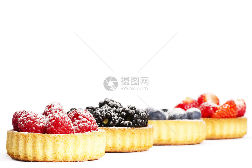 在野生浆果前 在薄饼里加糖覆盖的草莓图片
