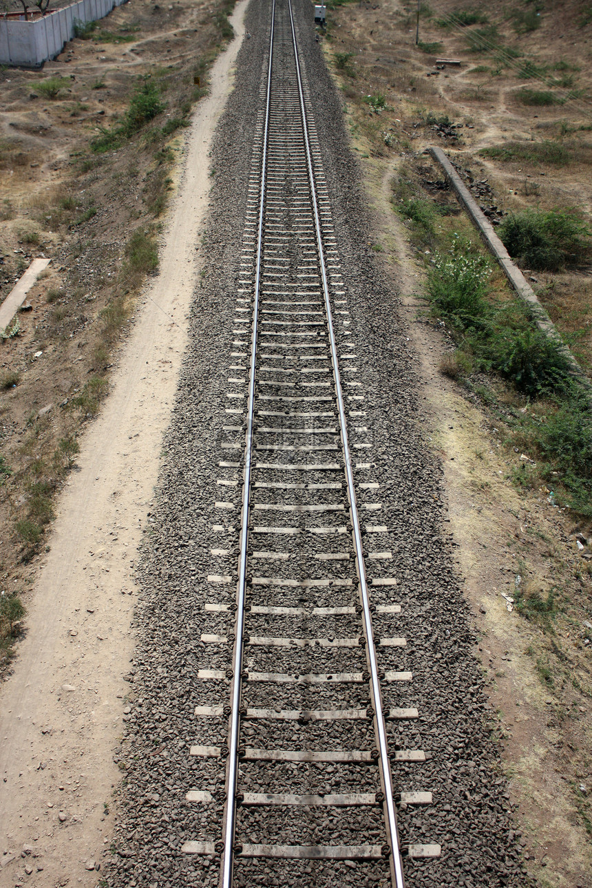 直直铁路轨道图片